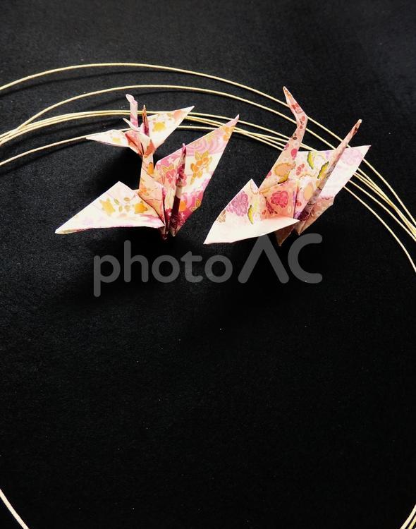 黒背景と折鶴　水引のコントラスト お正月,背景,正月飾りの写真素材