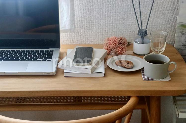 デスクワークイメージ パソコン,スマホ,デスクワークの写真素材