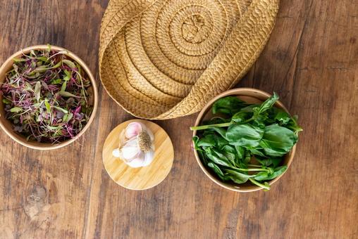 ボウルに入っているバジルや芽 マイクログリーン,芽,ニンニクの写真素材