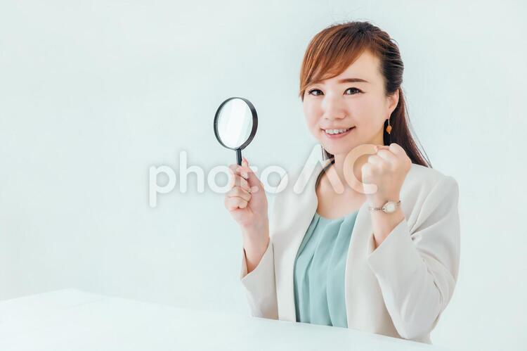 ルーペを持つビジネスウーマン 検索,探す,女性の写真素材