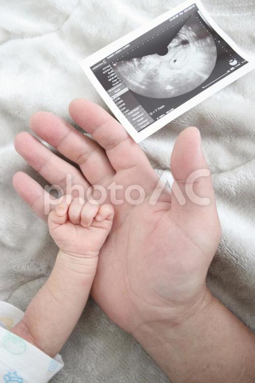 父と娘の手 結婚,赤ちゃん,指の写真素材