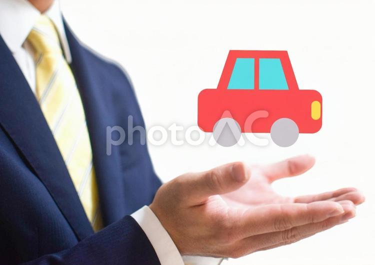 車を両手で持つビジネスマン ビジネスマン,会社員,男性の写真素材