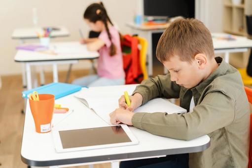 真剣に勉強する男の子と女の子 男の子,女の子,子どもの写真素材