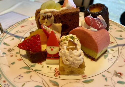 クリスマス仕様のデザートプレート クリスマス,サンタクロース,ツリーの写真素材