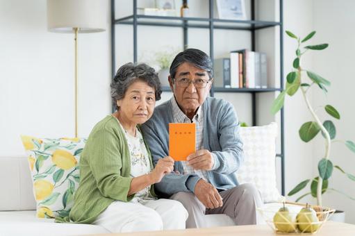 年金手帳を持つシニアの夫婦 年金手帳を持つシニアの夫婦 年金,シニア,夫婦の写真素材