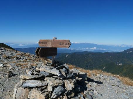 北岳山荘の道標 北岳山荘の道標 北岳,北岳山荘,尾根の写真素材