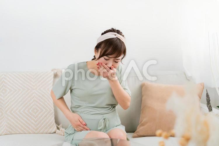 妊娠中に体調不良になる女性（つわり） つわり,吐き気,悪阻の写真素材