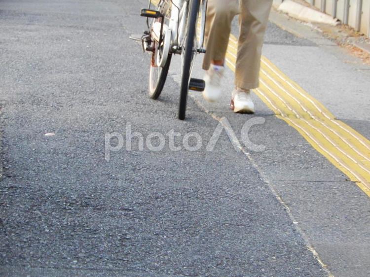 歩道を自転車を押して歩く（ぶれ） 自転車,歩道,交通の写真素材