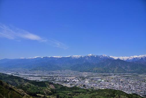 鷹狩山から見た大町市と北アルプスの山々 鷹狩山から見た大町市と北アルプスの山々 北アルプス,大滝山,蝶ヶ岳の写真素材