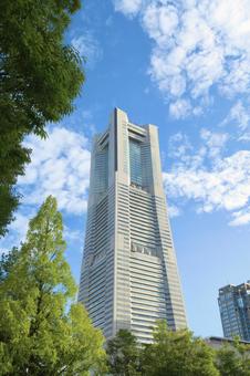 ランドマークタワーと空と雲と木々 ランドマークタワーと空と雲と木々 ランドマークタワー,空,雲の写真素材