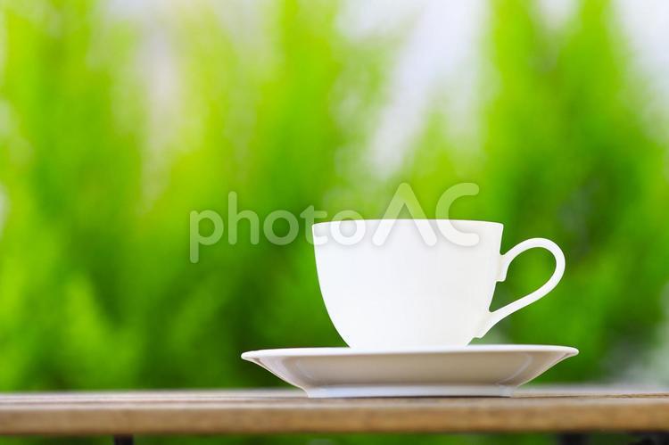 コーヒーカップと緑ぼかし背景 コーヒータイム,コーヒー,飲み物の写真素材