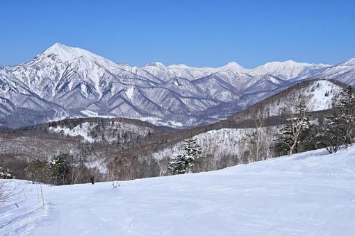 戸隠スキー場の景色 高妻山 焼山 火打山 戸隠スキー場の景色 高妻山 焼山 火打山 戸隠スキー場,戸隠,スキー場の写真素材