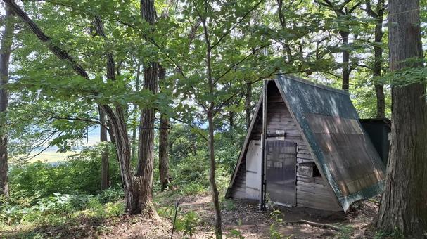 山頂の山小屋 山頂の山小屋 山小屋,小屋,トタン屋根の写真素材