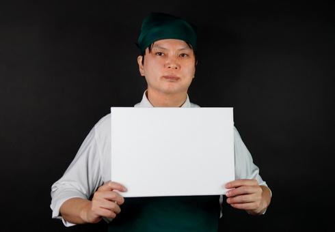白いボードを持つ男性店員 白いボードを持つ男性店員の写真