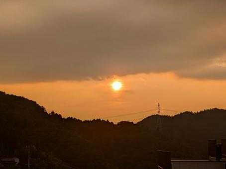 山に沈む夕日 山に沈む夕日の写真