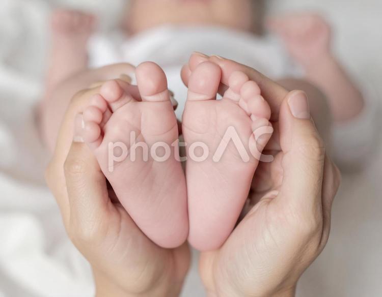 赤ちゃんの足と母親の手 赤ちゃん,母親,足の写真素材