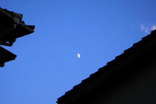 住宅街から望む月 住宅街から望む月 月,夕暮れ,屋根の写真素材