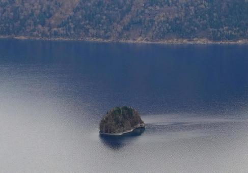 摩周湖に浮かぶカムイシュ島1 摩周湖に浮かぶカムイシュ島1の写真