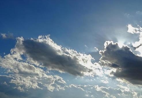 日漏れの秋空 青空,日漏れ,雲の写真素材
