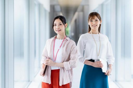 オフィスで働くビジネスウーマン オフィスで働くビジネスウーマン ビジネスウーマン,オフィス,女性の写真素材