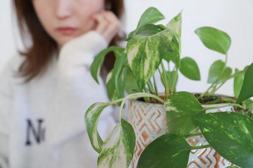 頬杖をついて悩む女性 頬杖,悩む女性,女性の写真素材