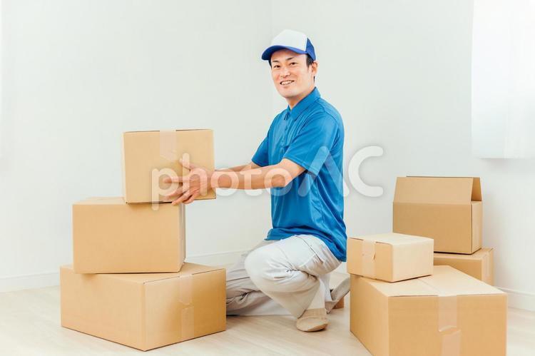 引越し作業をする男性（笑顔） 引越し,引越し業者,ダンボールの写真素材