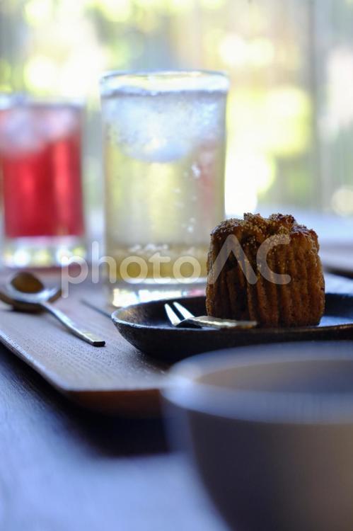 焼き菓子とソーダ_おしゃれなカフェ カフェ,ティータイム,お茶の写真素材
