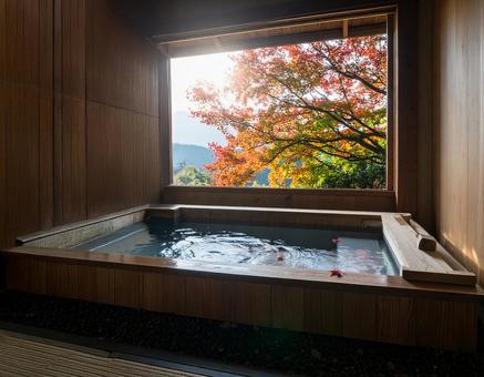 紅葉を眺める温泉露天風呂 紅葉を眺める温泉露天風呂の写真