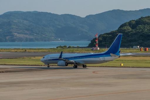 夕焼けの時間にタキシングする航空機 夕焼けの時間にタキシングする航空機 飛行機,航空機,旅客機の写真素材