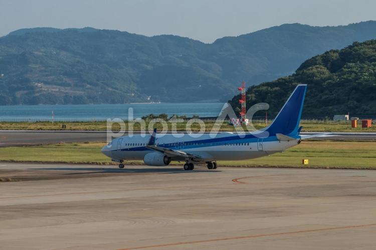 夕焼けの時間にタキシングする航空機 飛行機,航空機,旅客機の写真素材