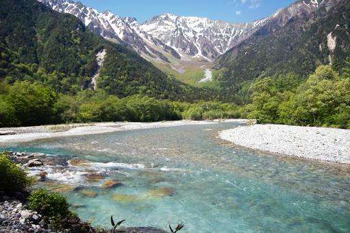 上高地の青い川の写真