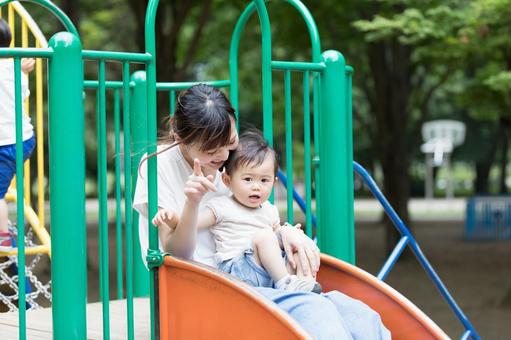 遊具で遊ぶ子供 遊具で遊ぶ子供 公園,女性,人物の写真素材