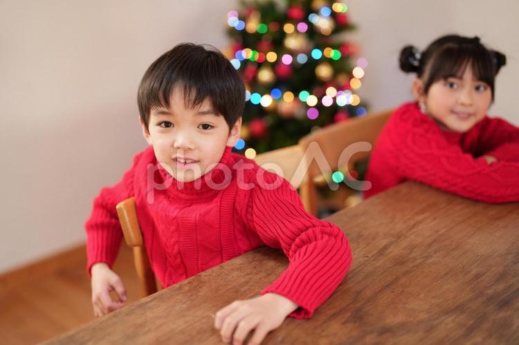 カメラ目線で座る子供たち 男女,クリスマス,笑顔の写真素材