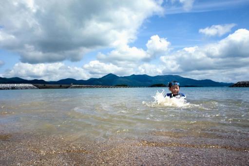 素材>海へ泳ぎにきて水飛沫をあげる男の子 素材>海へ泳ぎにきて水飛沫をあげる男の子 子供,男性,人物の写真素材