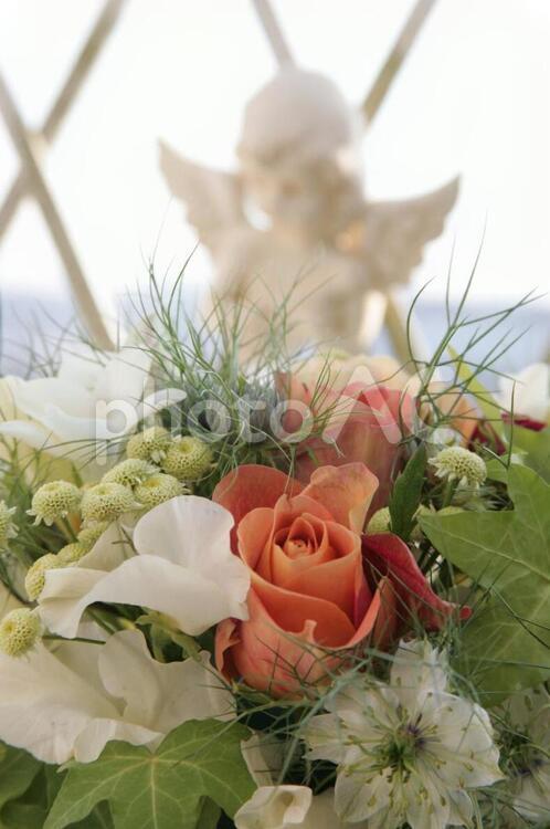 天使と薔薇の花束 天使,バラ,花束の写真素材