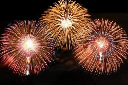 夏の夜空を彩る風物詩 夏の夜空を彩る風物詩 花火,花火大会,夏の風物詩の写真素材