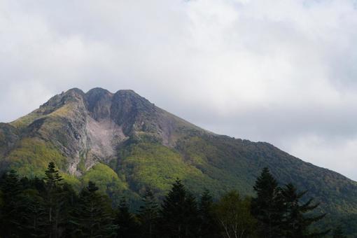 光が差し込む秋の山 光が差し込む秋の山の写真