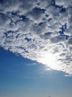秋の空・太陽&青空&綿毛のようなひつじ雲 秋の空・太陽&青空&綿毛のようなひつじ雲の写真