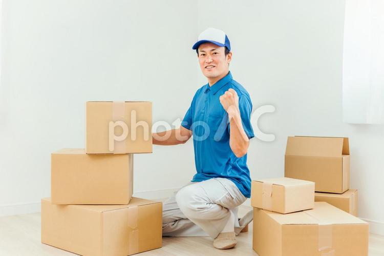 引越し作業をする男性（笑顔） 引越し,引越し業者,ダンボールの写真素材