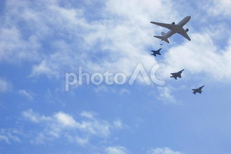 空中給油編隊飛行 空中給油,空,青空の写真素材