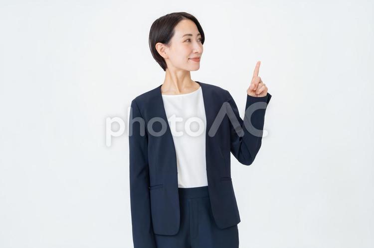 スーツを着たショートヘアーの女性 ビジネス,社長,日本人の写真素材