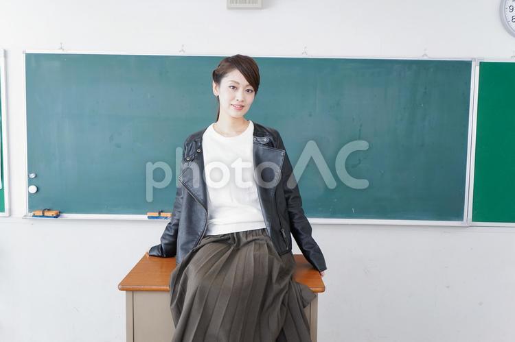 教壇に座る不良学生 暴走族,不良学生,微笑むの写真素材