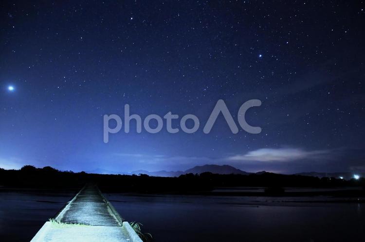 夏の夜の斐伊川潜水橋と星空 星空,斐伊川,夜景の写真素材