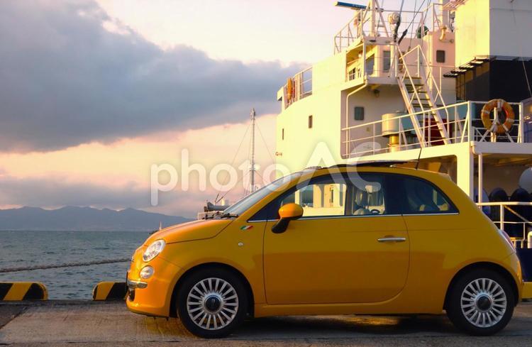 夕方の泊地（イタ車） 車,港,船の写真素材