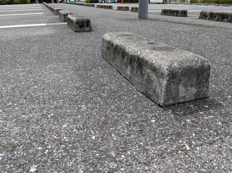 駐車場の車止め(コンクリートブロック) 駐車場の車止め(コンクリートブロック) 車止め,駐車場,コンクリートブロックの写真素材