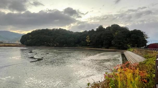 水が抜かれた箸墓古墳 水が抜かれた箸墓古墳 古墳,箸墓,奈良の写真素材