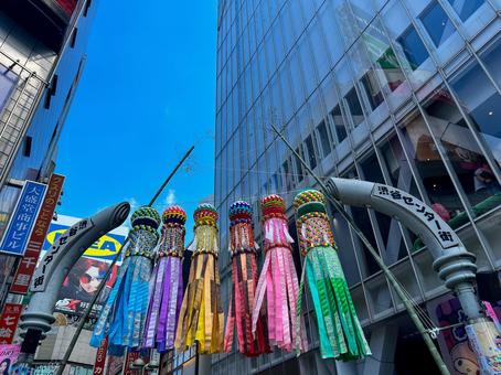 渋谷センター街入り口 七夕飾り 渋谷センター街入り口 七夕飾り センター街,七夕祭り,七夕の写真素材