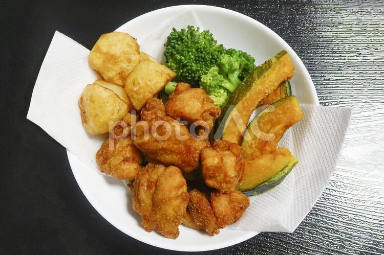 鶏のから揚げ盛り合わせ から揚げ,唐揚げ,鶏のから揚げの写真素材