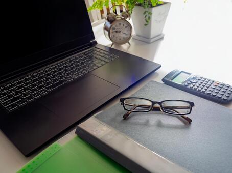 自然光が差し込む整ったワークスペース デスク,ワークスペース,ノートパソコンの写真素材