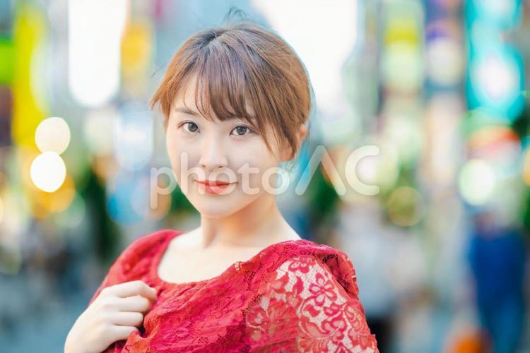 繁華街にいる女性のポートレート 社会人,東京,都会の写真素材